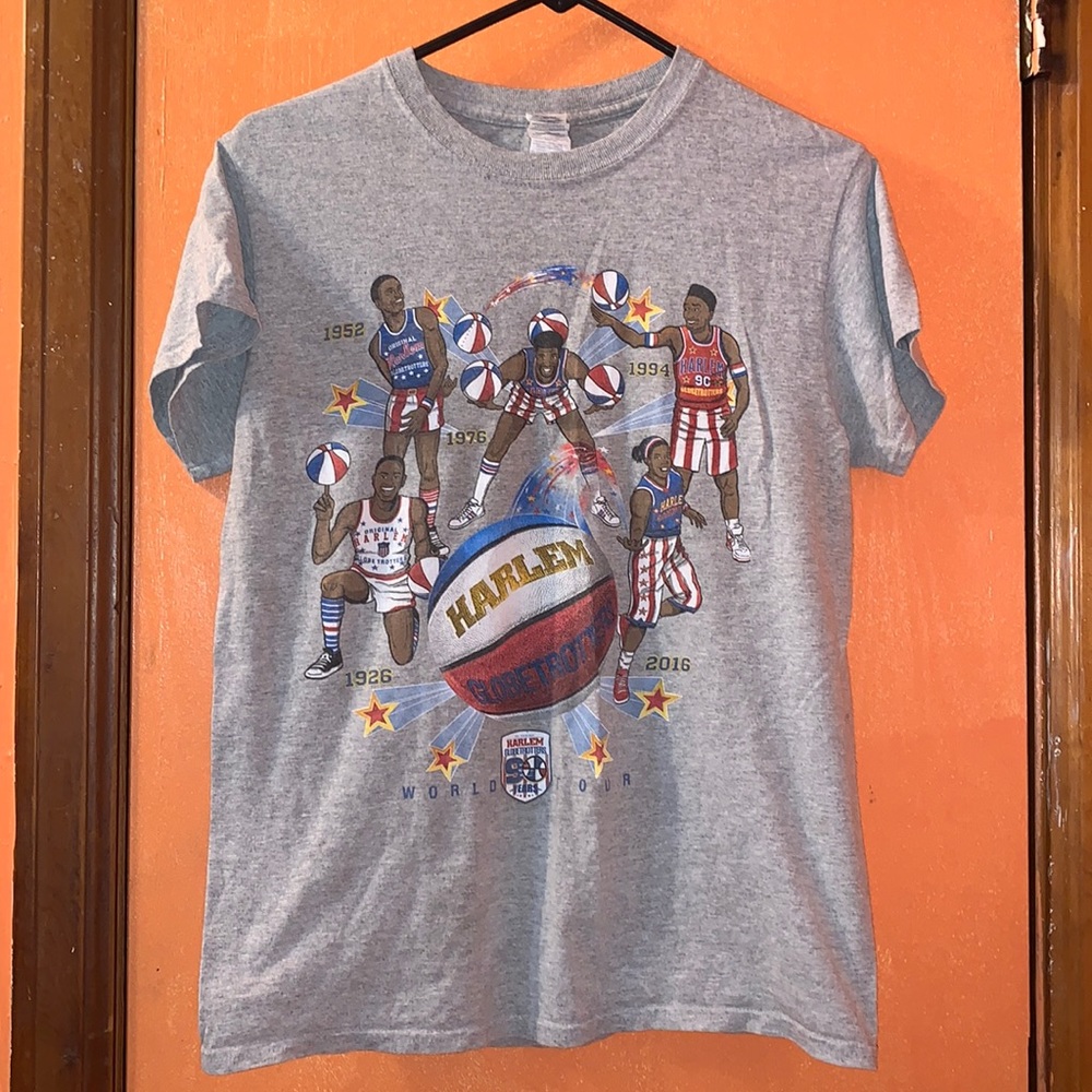 AUTOGRAPHED 2016 HARLEM GLOBETROTTERS WORLD TOUR T Shirt by GILDAN size S